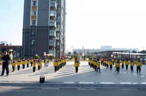 高校生活园举办京投物业杯三八妇女节运动会